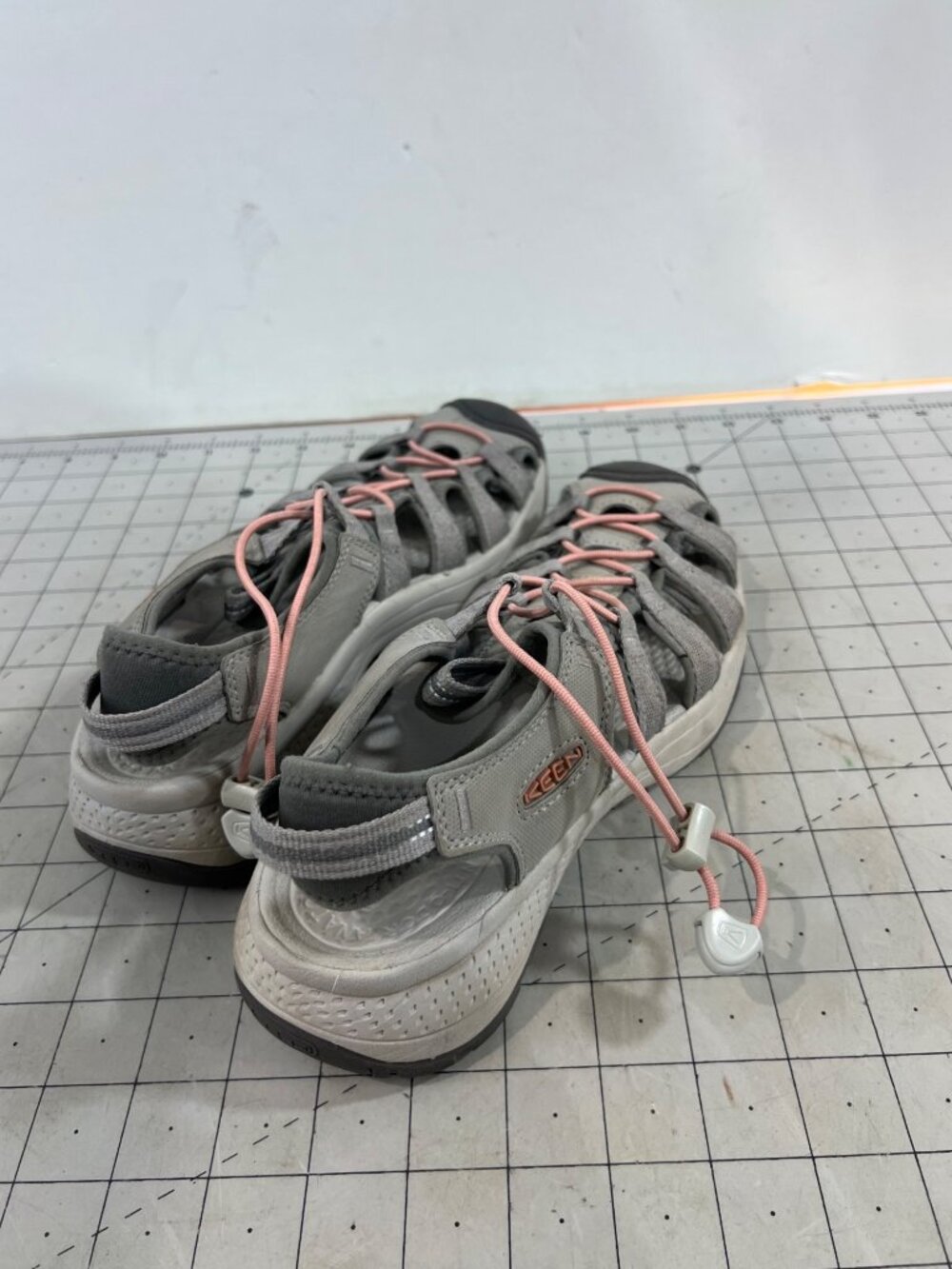 Keen Women’s Gray Water-Resistant Hiking Sandals Size 9 Pink Adjustable Laces ~ - Picture 3 of 7